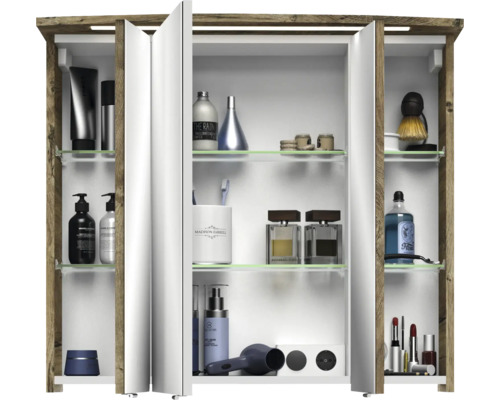 Offener Spiegelschrank mit Badutensilien auf Glasablagen