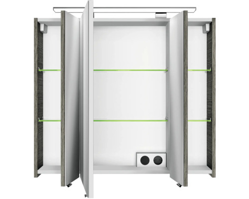 Geöffneter Spiegelschrank mit drei Türen, Glasablagen und Steckdosen.