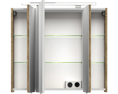 Geöffneter Spiegelschrank mit Fachböden und Beleuchtung