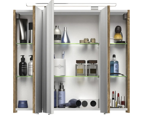 Offener Spiegelschrank mit Glasablagen und verschiedenen Badartikeln