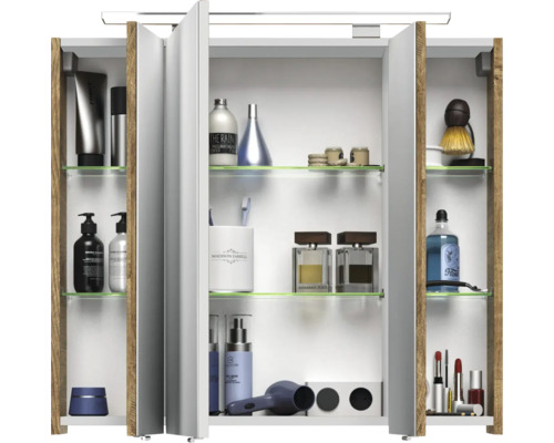 Geöffneter Spiegelschrank mit verschiedenen Badartikeln auf Glasböden