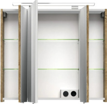Geöffneter Spiegelschrank mit Glasböden, Holzrahmen und Steckdosen