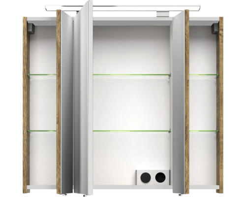 Geöffneter Spiegelschrank mit Glasböden, Holzrahmen und Steckdosen