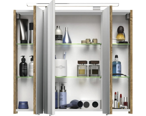 Offener Spiegelschrank mit diversen Badartikeln auf Glasablagen