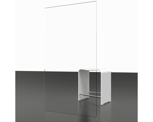 Freistehende transparente Trennwand neben einem Hocker.