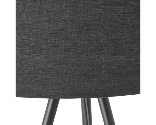 Detail einer Stehlampe mit Stoffschirm und Lampenfuß