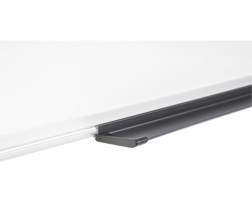 Vue détaillée d''une étagère de tableau blanc