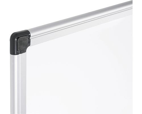 Vue détaillée d''un coin de tableau blanc avec cadre en aluminium et coin en plastique