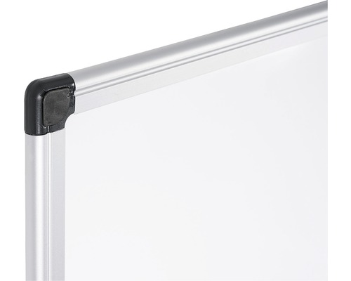 Vue détaillée d''un coin de tableau blanc avec cadre en aluminium et coin en plastique