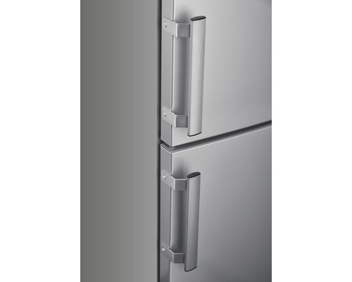 Detailansicht eines Kühlschranks mit zwei Türen und silberfarbenen Griffen