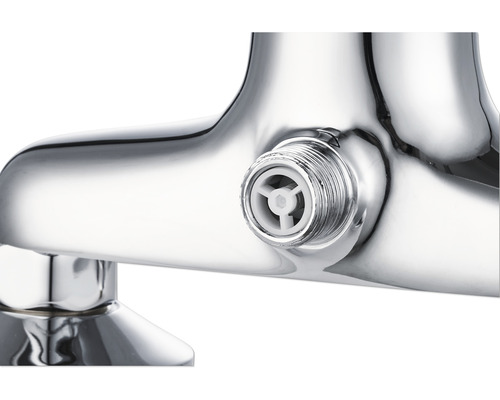 Detailaufnahme eines glänzenden Wasserhahns