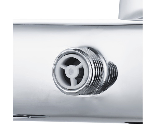 Detailansicht eines Wasserhahns mit Belüfter