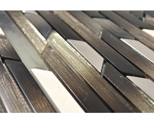 Detailaufnahme von Mosaikfliesen aus Glas und Naturstein