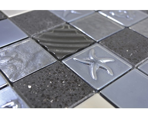 Detailansicht einer Mosaikfliese mit Sternmotiven und verschiedenen Oberflächen