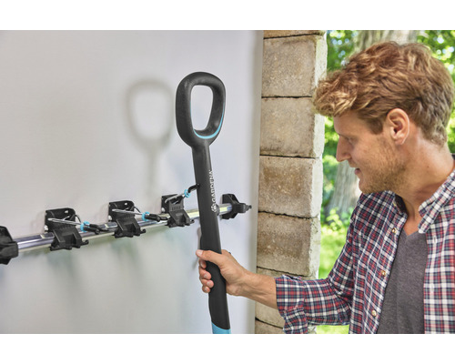 Support d''outils Gardena avec un homme accrochant une bêche