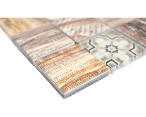 Nahaufnahme von Mosaikfliesen mit Holz- und Musterdesign