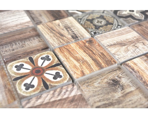Mosaikfliesen mit Holzoptik und Blumenmuster