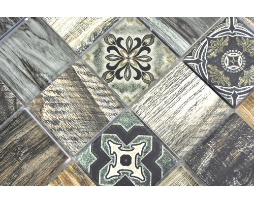 Detailansicht von Mosaikfliesen mit Holz- und Blumenmustern