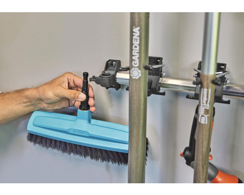 Outils de jardinage fixés à un support à outils d''une seule main.