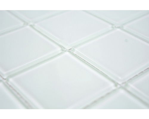 Detailaufnahme von weißen Glasmosaikfliesen