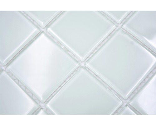 Nahaufnahme von weißen quadratischen Glasmosaikfliesen