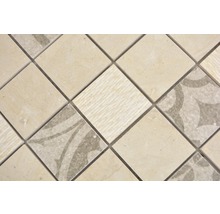 Gros plan de carreaux de mosaïque avec des motifs carrés