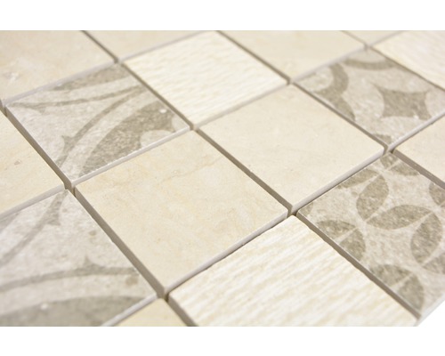 Mosaïque avec éléments carrés et motifs différents