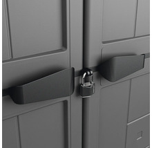 Vue détaillée d''une porte d''armoire de jardin verrouillable avec cadenas