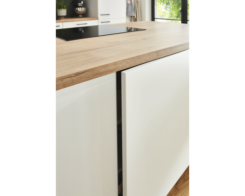 Îlot de cuisine avec plan de travail en bois et façades d''armoires blanches