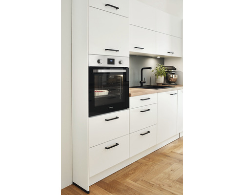 Cuisine claire avec four encastrable et poignées noires