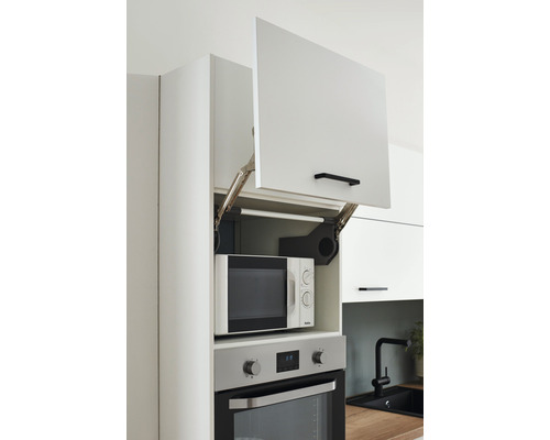 Scène de cuisine avec armoire haute relevable, micro-ondes et four