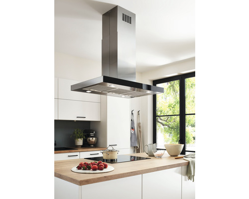 Scène de cuisine avec hotte aspirante en acier inoxydable au-dessus de la plaque de cuisson