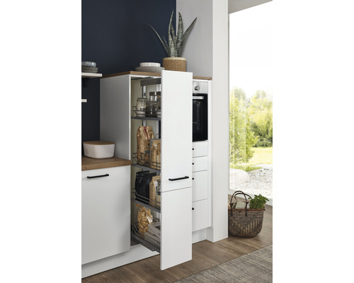 Scène de cuisine avec armoire de cuisine ouverte et tiroir coulissant