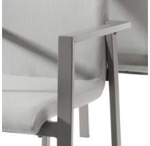 Vue détaillée d''un fauteuil avec assise en textile et structure en métal