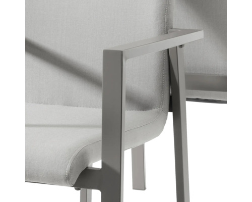 Vue détaillée d''un fauteuil avec assise en textile et structure en métal