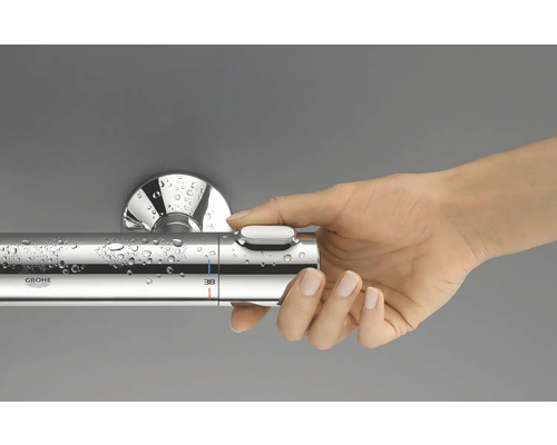 Grohe Logo auf Duscharmatur mit Hand