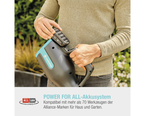 Eine Person setzt einen Akku in einen GARDENA Power-Akku-Hächsler ein.