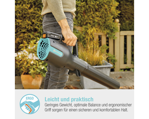 Person hält einen Akku-Laubbläser der Marke Gardena