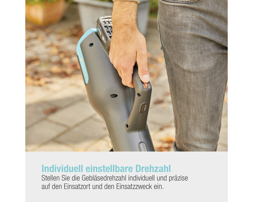 Person hält einen Akku-Laubbläser