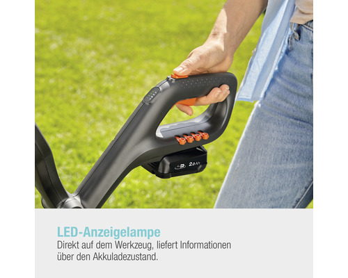 Nahaufnahme des Griffs eines Rasentrimmers mit LED-Anzeige für den Akkuladestand