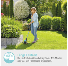 Frau schneidet Rasen in einem Garten mit einem Akku-Rasentrimmer.