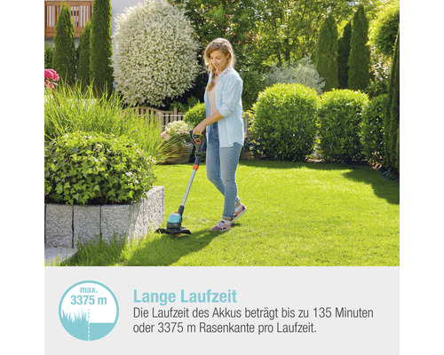 Frau schneidet Rasen in einem Garten mit einem Akku-Rasentrimmer.