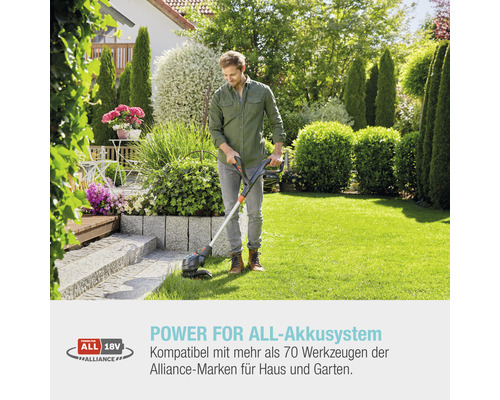 Ein Mann benutzt einen Akku-Rasentrimmer in einem gepflegten Garten.