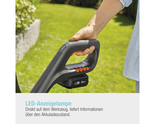 Nahaufnahme des Griffs eines Rasentrimmers mit LED-Anzeige und Akku.