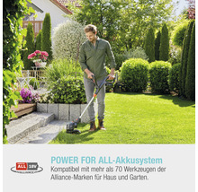 Mann verwendet einen Akku-Rasentrimmer im Garten.