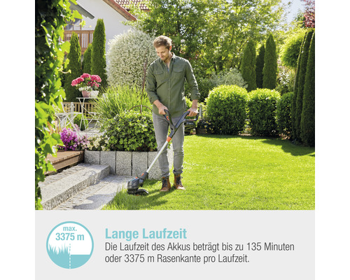 Ein Mann trimmt mit einem Rasentrimmer Rasenkanten in einem Garten.