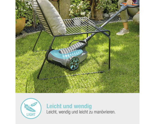 Akku-Rasentrimmer unter einem Gartenstuhl auf Rasen