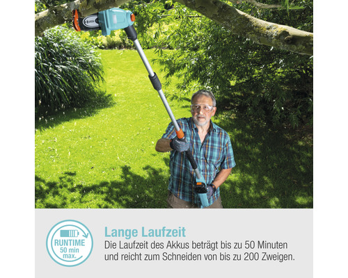 Mann schneidet Baumäste mit einer Akku-Hochentastersäge im Garten.