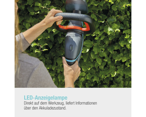 Person bedient eine Akku-Heckenschere der Marke Gardena