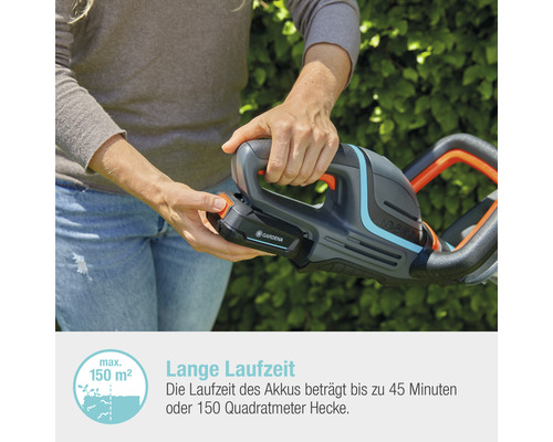 Frau wechselt Akku an Gardena Heckenschere
